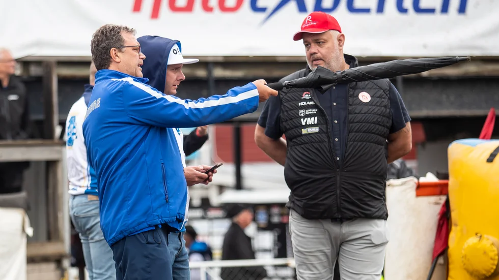 Domare Krister Gardell i samtal med Piraternas lagledare Daniel Davidsson och Rospiggarnas lagledare Peter Jansson. Länge såg det ut som att matchen skulle kunna köras. Men till slut bedömdes banan inte vara säker och nu måste ett nytt matchdatum hittas.