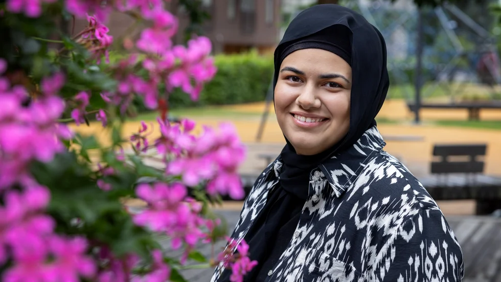 "Om man är inne i en konversation och pratar ser man inte det som händer runt omkring", säger Nora Khalil som ska sommarprata om hur blyghet varit en fördel som författare.