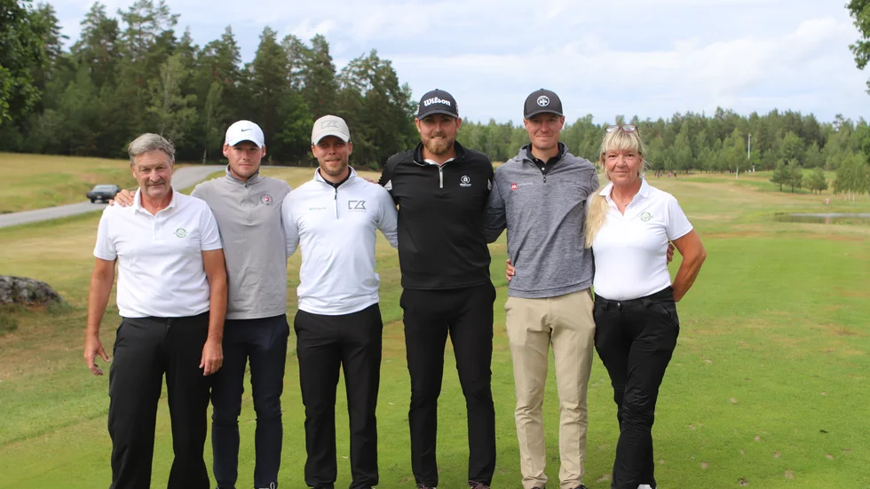 Finalkvartetten i skin games på Norrtorp inramas av arrangörerna Björn af Klerker och Ingela Lindell. Från vänster Erik Jonasson, Jesper Hagberg Asp, Alexander Wennstam och Johannes Axell.