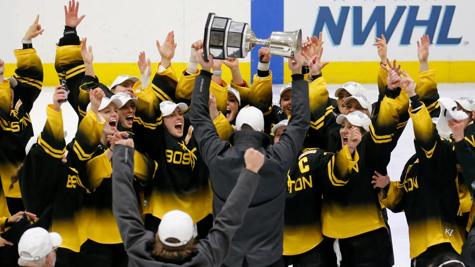 PHF-laget Boston Pride firar en titel. Snart upphör ligan att existera. Arkivbild.
