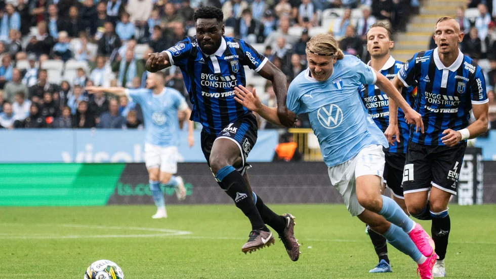 Patrick Nwadike i duell mot Sebastian Nanasi. 