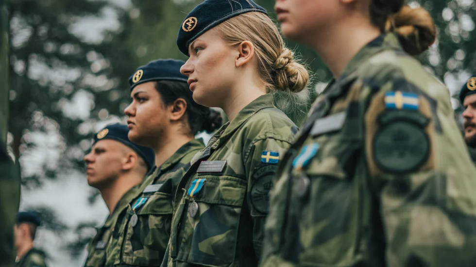 Rekryter avtackas vid regementet i Enköping. Fler soldater kan komma att stationeras vid regementet i Enköping om Sverige blir medlem i Nato.