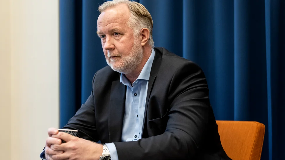 Johan Pehrson (L), arbetsmarknads- och integrationsminister borde fråga sin minister- och partikollega Mats Persson om hur man bäst agerar i ekonomisk nedgång. 