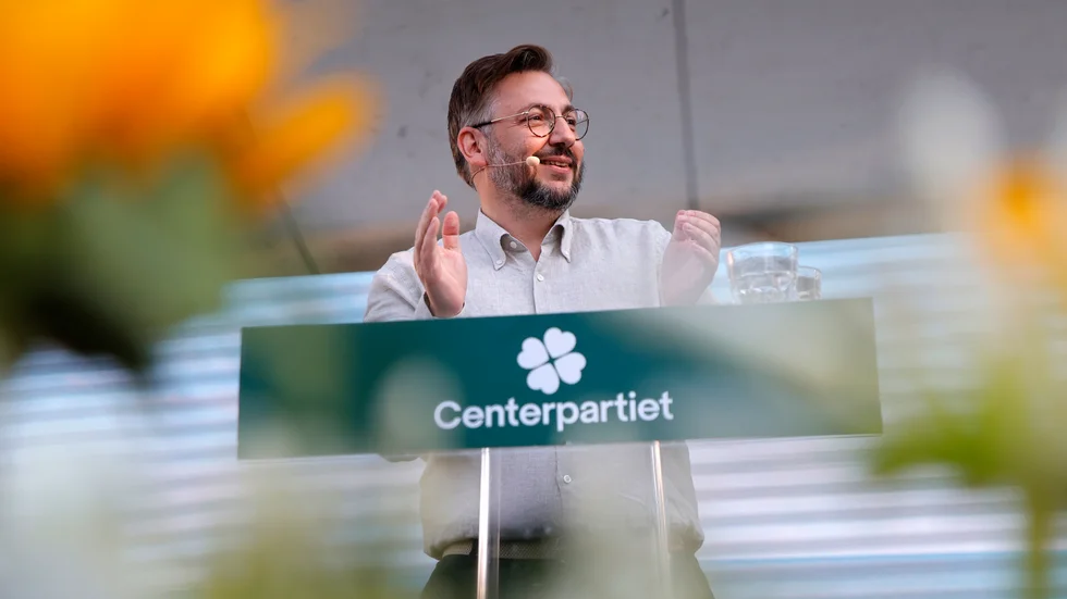 Centerpartiets partiledare Muharrem Demirok håller tal under politikerveckan i Almedalen.