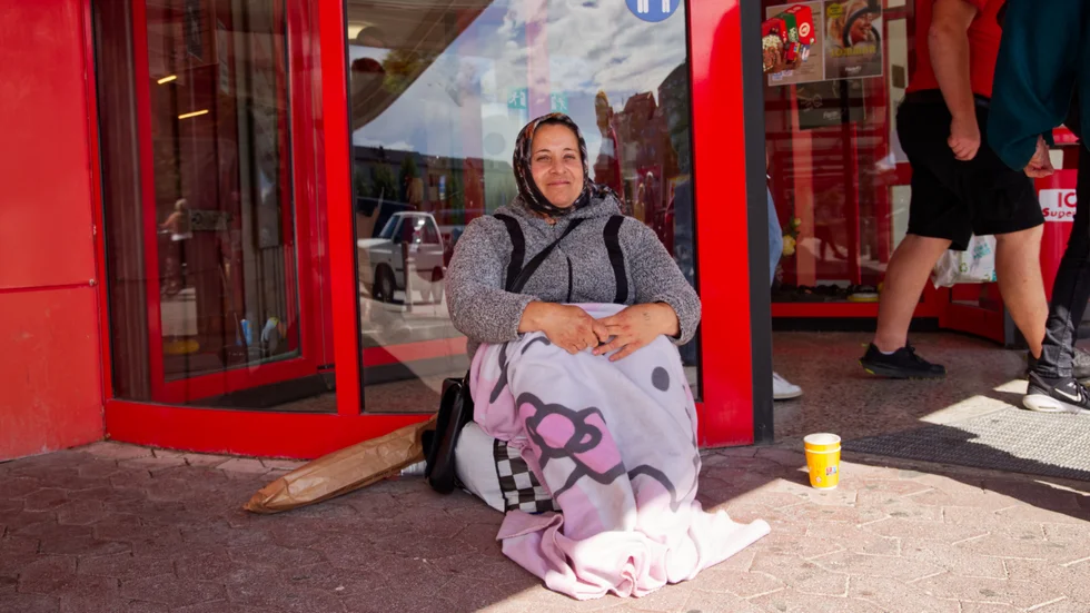 Jonella kom till Visby för sju år sedan. Hon upplever att hon får mindre pengar idag än tidigare år. 