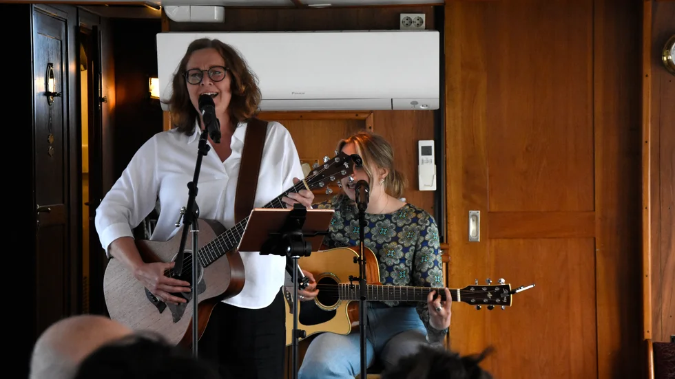 Singer-songwritern Anna Sellén höll konsert tillsammans med gitarristen Lovisa Holten på Kulturbåten Laponia på måndagskvällen.