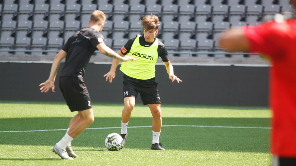 Allt handlar inte bara om fotboll för AFC-spelaren Oskar Lindberg. 23-åringen brinner även för musiken där dj är en del av fritidssysselsättningarna.