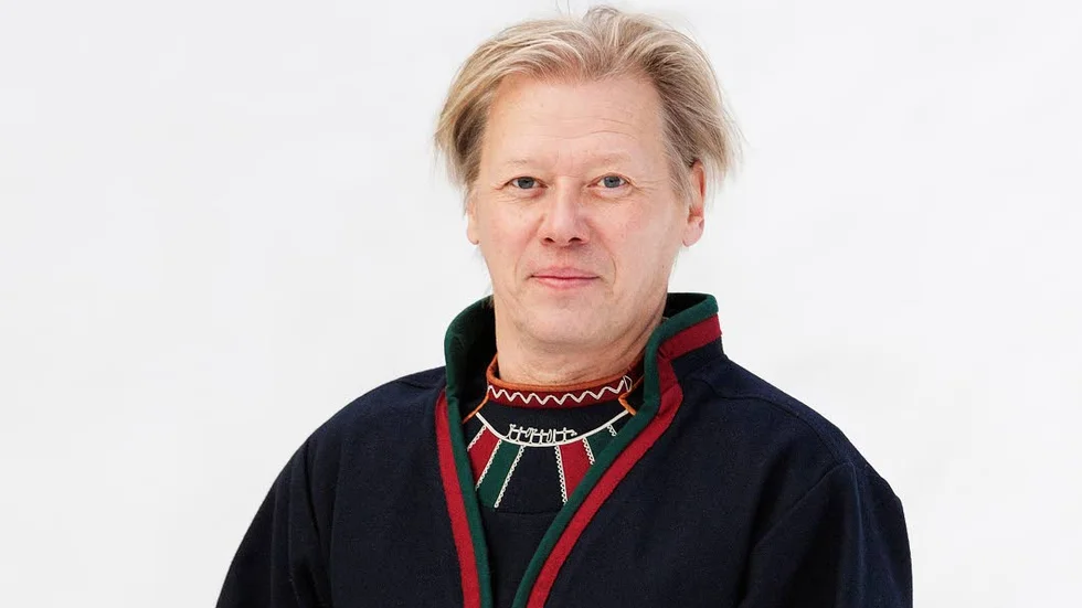 Den första konstboken på sydsamiska heter ”Faamoe” är en monografi med språket som nav, om och med den sydsamiska konstnären Tomas Colbengtson.