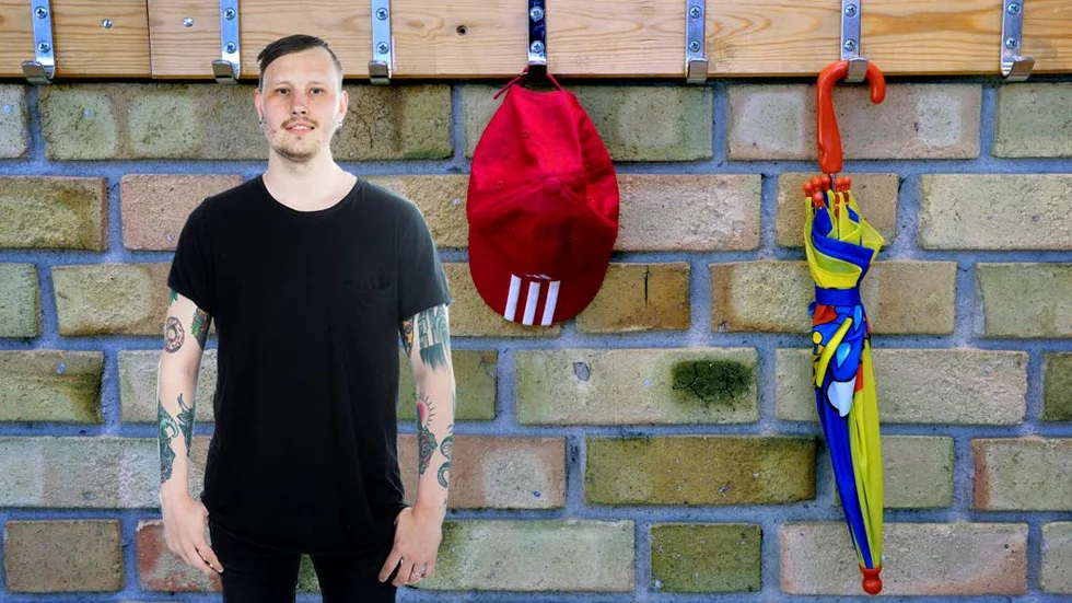 "Det finns få saker i det här livet som får mig att koka av ilska lika mycket som att se en 14-årig snorunge ha keps (Gud förbjude) på sniskan under en matematiklektion.", skriver krönikören Max Wiik.