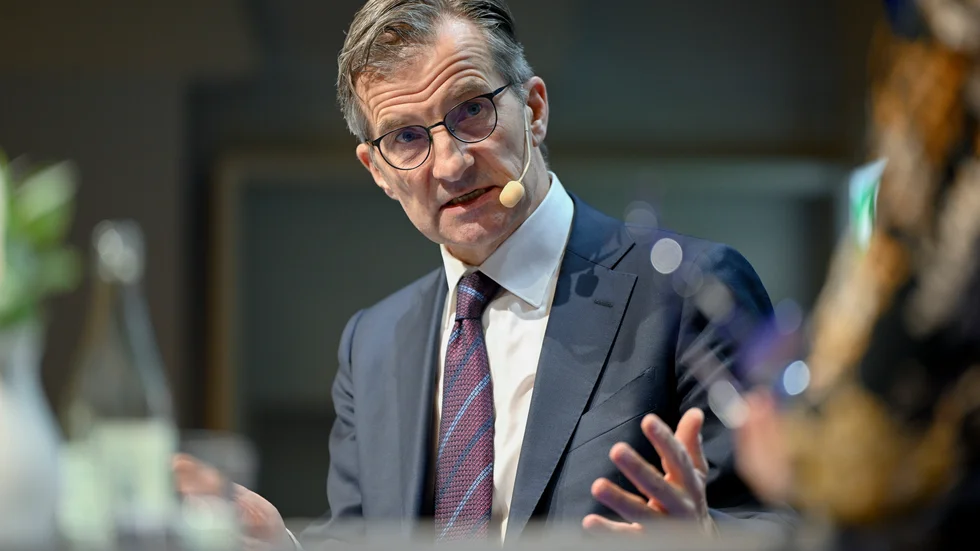 I stormens öga om det åter blir finansiella kriser. Nye riksbankschefen Erik Thedéen uppmärksammar lärdomar och  nya risker efter den allför långa tiden med extremt låga räntor. 