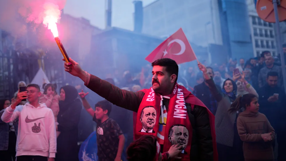 Anhängare till sittande president Recep Tayyip Erdogan utanför AKP:s högkvarter i Istanbul under valkvällen den 14 maj.