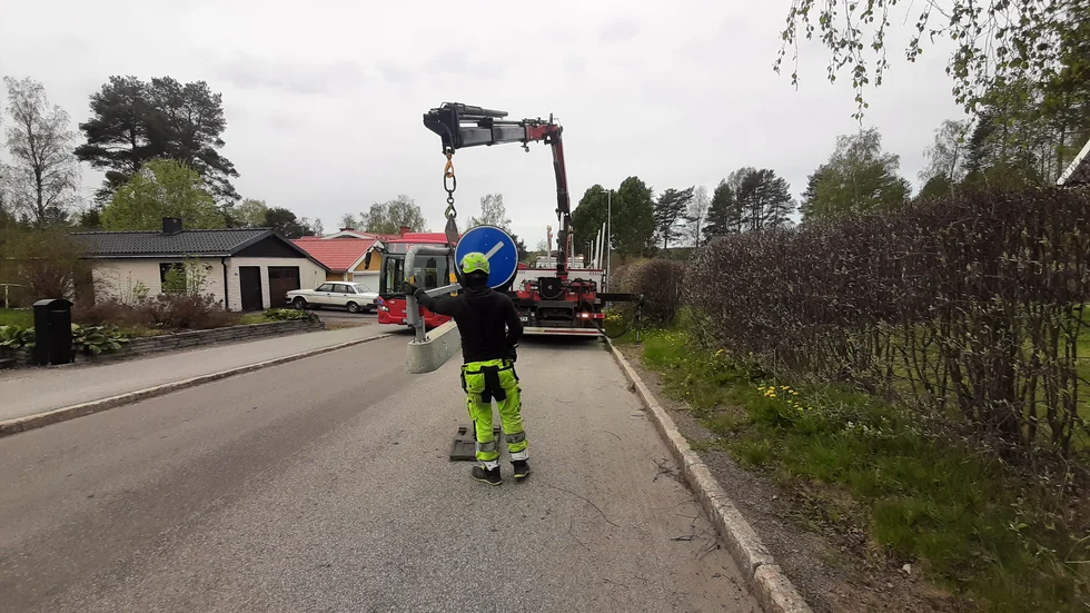 Kommunens entreprenör började ta undan de chikaner som placerats ut på Lulsundet. De störde busstrafiken.