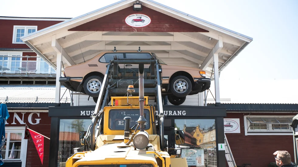 Motala motormuseum val föll på den något mer modernare och framför allt svenska Saab 99:an från 1983. Att byta plats på de båda var gjort på 45 minuter. 