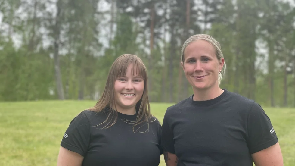 Simlärarna Ebba Folkesson och Lollo Cronwall är duon som roddar sommarsimskolan i Hultsfred.