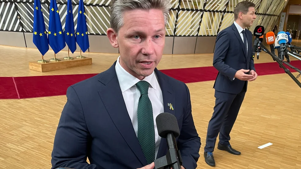 Försvarsminister Pål Jonson (M) på väg in till tisdagens EU-möte i Bryssel.