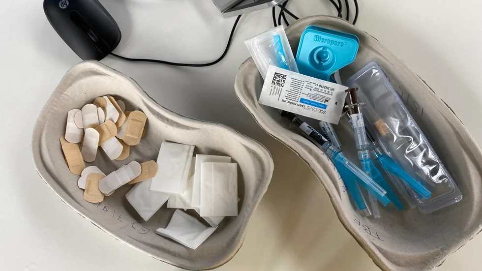 Staten måste betala för att riskgrupper ska få vaccin, skriver debattörerna.