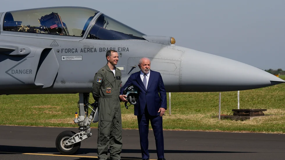 President Lula da Silva (till höger i bild) tillsammans med en brasiliansk pilot.