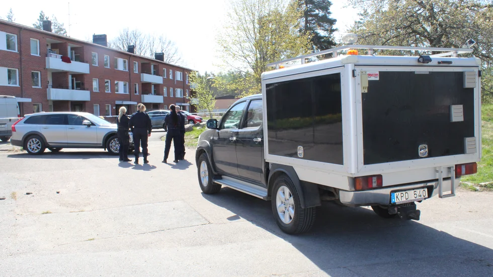 Polisens tekniker är på plats vid huset på förmiddagen, för en brottsplatsundersökning. 