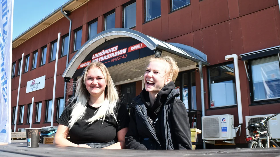 Maja Boson och Emma Karlsson ser fram emot att ge sig ut i trafiken som färdigutbildade lastbilförare. "Det var väldigt lärorikt och givande", säger Emma om trafiksäkerhetsdagarna.
