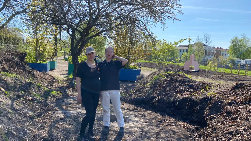 Konstnärerna Farvash och Åsa Jungnelius bjuder in till en performance vid komposthögarna på Sylten under lördagen den 13 maj.