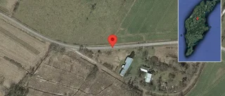 Brinnande fordon stoppar trafiken på väg 613