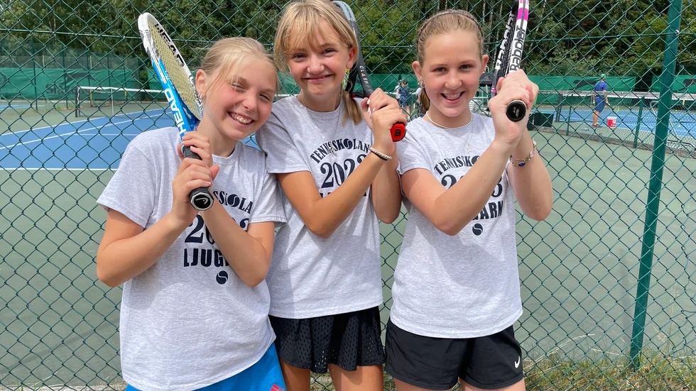Lisa Holmquist, Rebecka Wahlberg och Isabel Jönsson har gått på tennisskola i Ljugarn varje sommar i sex år. De tycker att det bästa med tennisveckan är alla kompisar man lär känna.