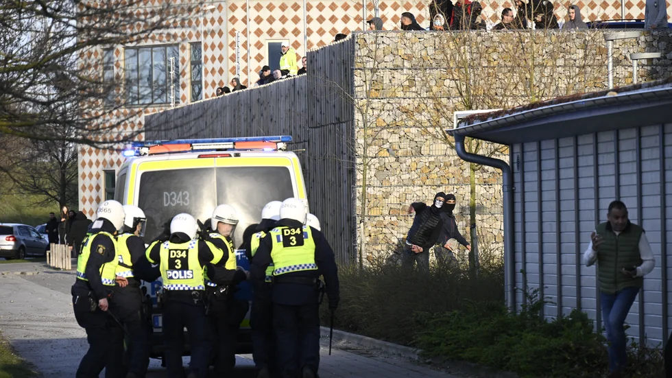April 2022: Motdemonstranter kastar sten mot kravalllutrustad polis och en polisbuss vid Skånegården i Malmö där Rasmus Paludan, partiledare för det danska högerextrema partiet Stram kurs, höll en manifestation. Arkivbild.