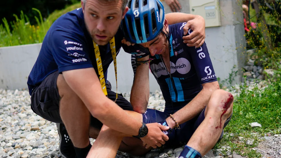 Fransmannen Romain Bardet var en av de som tvingades avbryta dagens etapp.