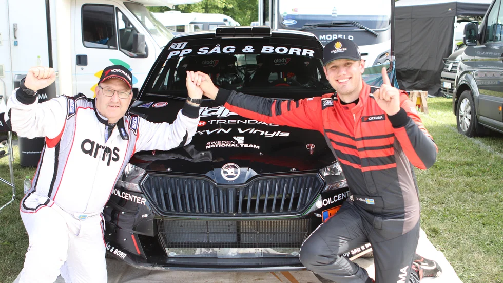 Andra raka segern noterades Jari Liten från Sandviken som här ses tillsammans med kartläsaren Mikael Johansson.