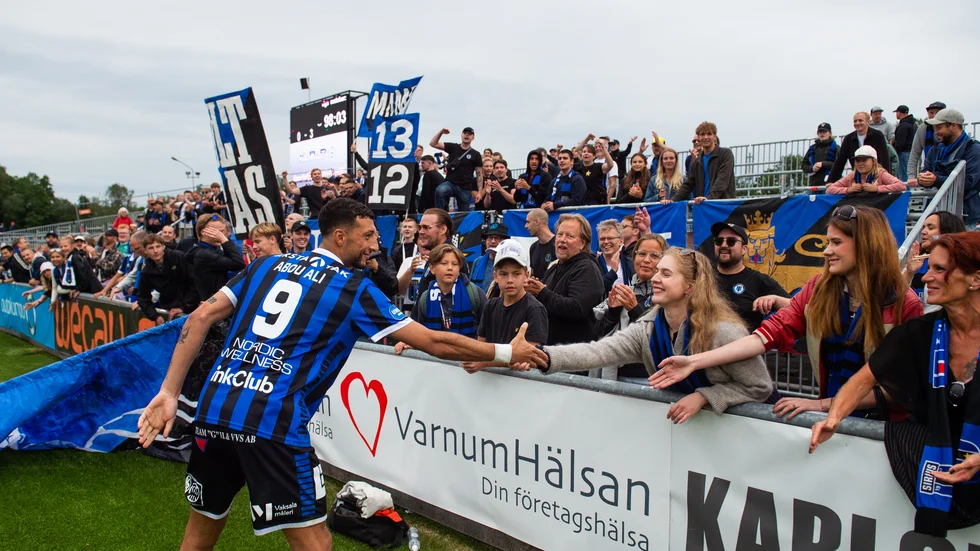 Abou Ali hälsar på supportrarna som gav honom en egen sång. 
