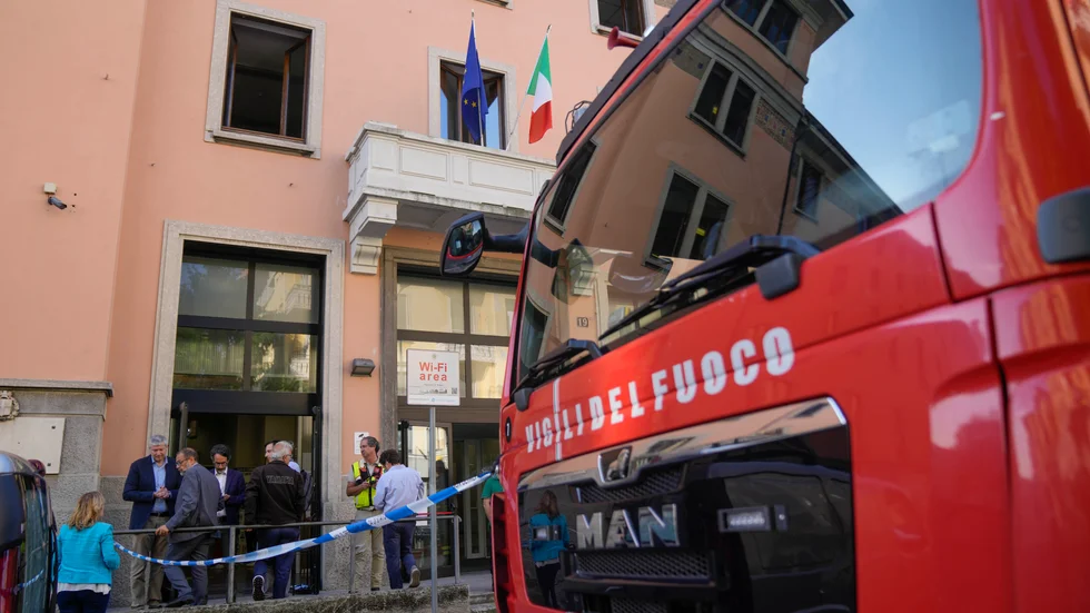 Sex personer har omkommit och ett 80-tal har skadats i en brand på ett äldreboende i Milano.
