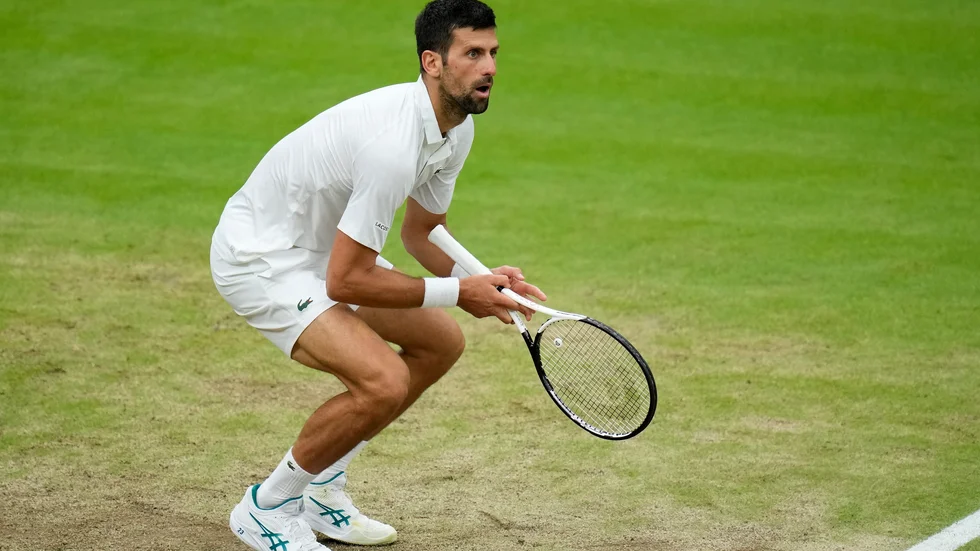 En förvånad Novak Djokovic efter domarens beslut.