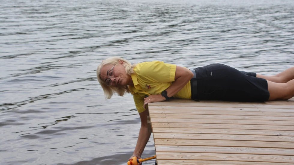 Lena Möller tycker att den senaste veckan har varit lite kallare i Nossen. Just denna morgon visade termometern 21 grader. 