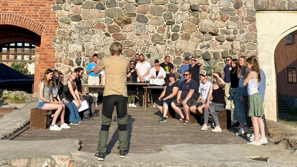 Ensemblen repeterar en bröllopsscen på borggården i Nyköpingshus.