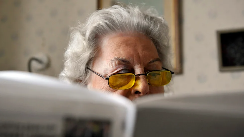 De äldre är uppvuxna med en tidning och kommunen borde ha råd att se till att det fanns en prenumeration på varje äldreboende, menar insändarskribenten. Men det är upp till individen, förklarar verksamhetschefen Karin Holmgren.