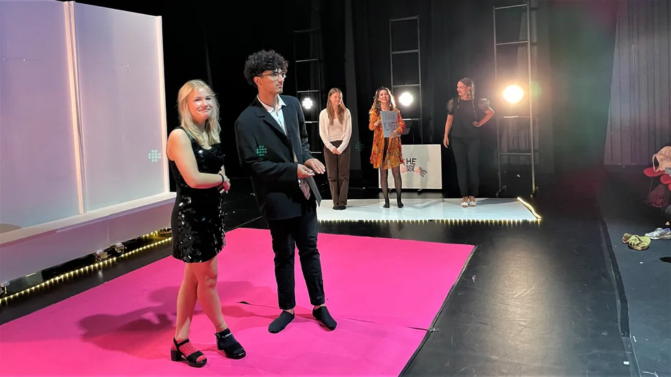 Konferenciererna Ilma Eskilsson och Kardo Tahir presenterar deltagarna och leder tävlingen, "The Pressure".