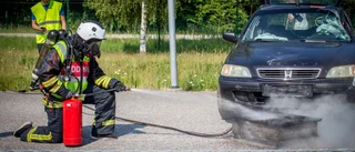 Sommarjobbande ungdomar övade på att hantera en trafikolycka