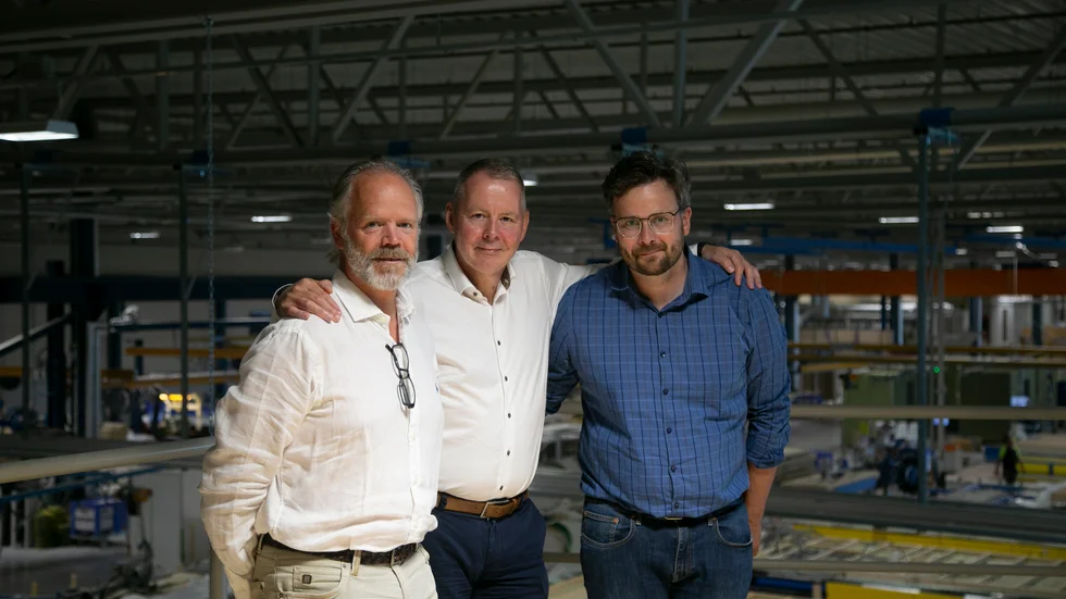 Lindbäcks bygg har i år sålt projekt för 1,5 miljarder kronor och man förväntas göra ett plusresultat.  Delägare Stefan Lindbäck, vd Mikael Brandt och affärschefen David Sundström är mycket nöjda.