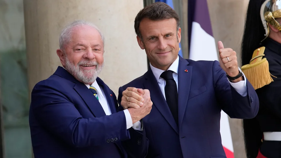 Tummen upp för en ny världsordning. Frankrikes president Emmanuel Macron och Brasiliens dito Luiz Inácio Lula Da Silva vill reformera de globala finansorganen.