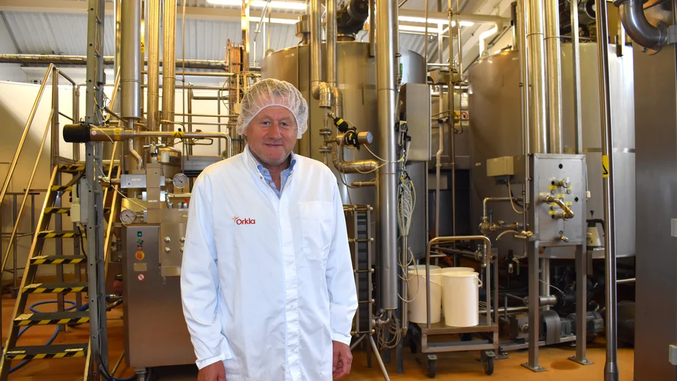 Ute i fabriken råder strikta hygienkrav. Anders Törngren, produktionschef, berättar att det finns fyra olika hygienzoner på anläggningen. 