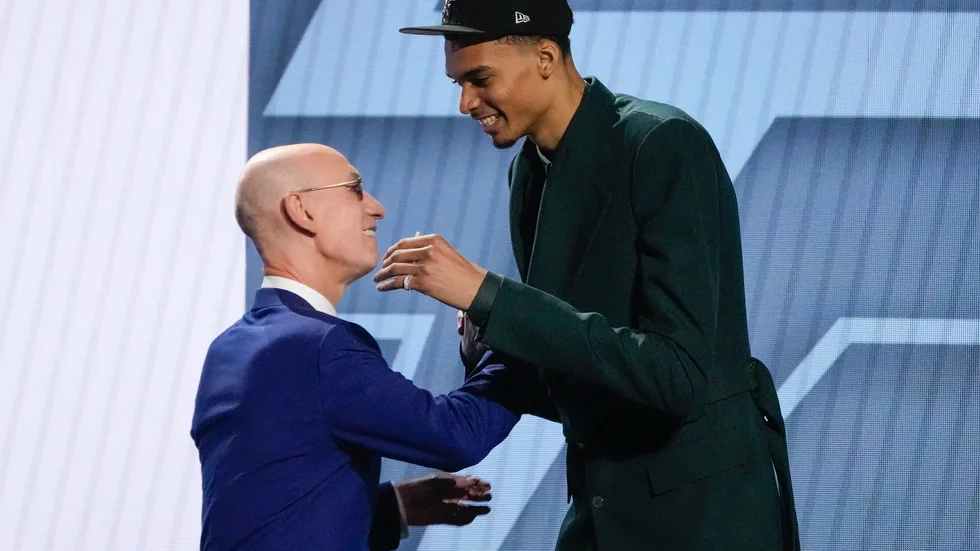 Victor Wembanyama på scenen bredvid Adam Silver.