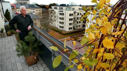 Den stora takterrassen är förstås ett stort plus med lägenheten, tycker Bert Andersson och skådar ut över Linnégården. Bild: TORD OLSSON