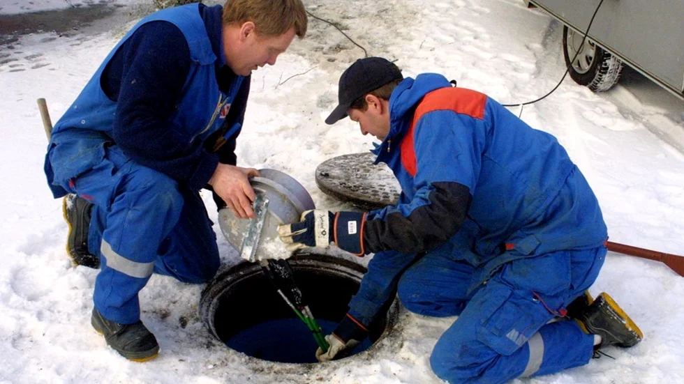 Lars Johannesson och Johan Hellqvist på MWNet lägger sista handen vid kopplingsbrunnen i Väderstad.