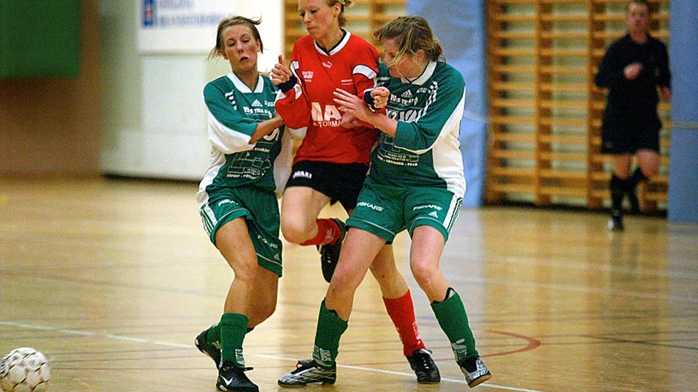 Boren A:s anfallare Elinore Hellqvist försöker pressa sig emellan Zeros Johanna Johansson och Kristin Blixt-Hinshaw. Boren A, som vann Kristbergs cup förra året, lyckades inte lika bra i år. Bild: MIA KARLSVÄRD