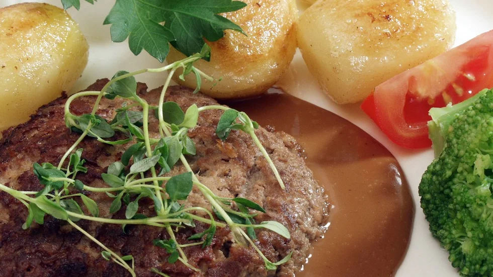 Färsbiff med viltsås. Vanlig köttfärsbiff, må vara lite extra kryddad, blir extra god med smakrik viltsås. Bild: DAN STRANDQVIST