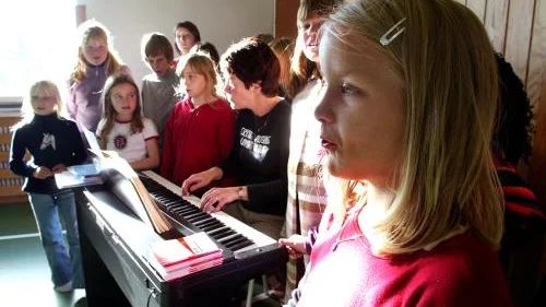 FN-dagen firades med sång och musik på Godegårds skola. Linda Söderqvist och de andra eleverna stämde in i en israelisk kampsång.