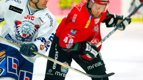 Förra säsongen var de lagkamrater, i går möttes som motståndare. LHC:s Andreas Pihl och Modos Magnus Gästrin i en tuff duell. PRESSENS BILD