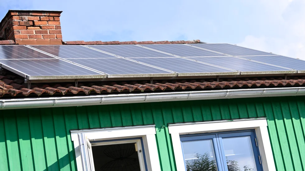 Ett hustak med solceller. Arkivbild.