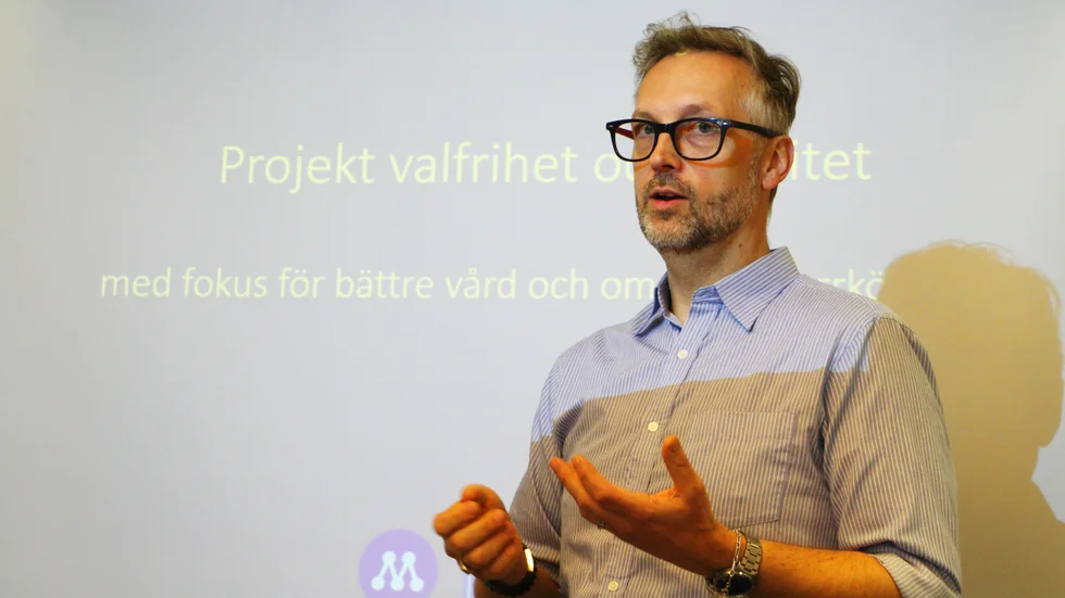 Ordföranden för vård- och omsorgsnämnden Patrik Palm (M) menar att besparingarna inte kommer att märkas i verksamheterna.