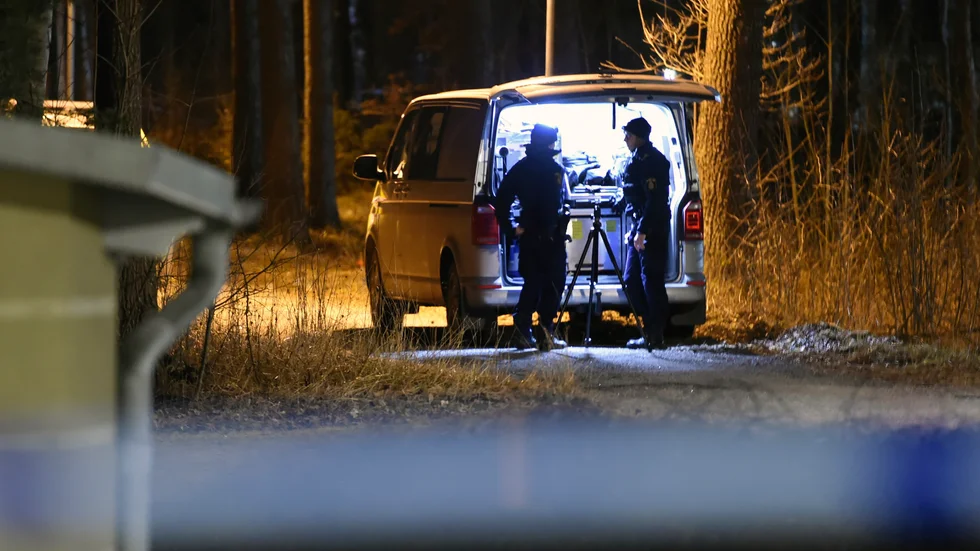 En man blev på måndagskvällen skjuten i stadsdelen Fröslunda i Eskilstuna. Mannen avled senare på sjukhus.